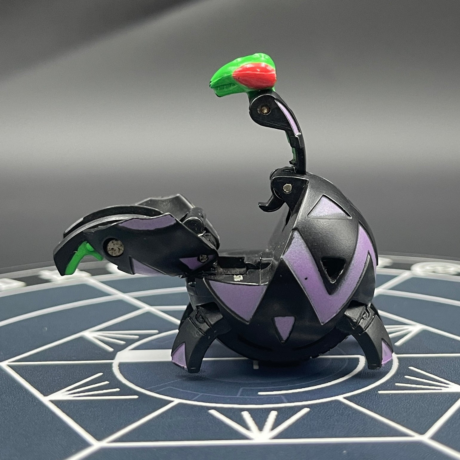 Darkus Mantris B2 Bakugan Battle Brawlers