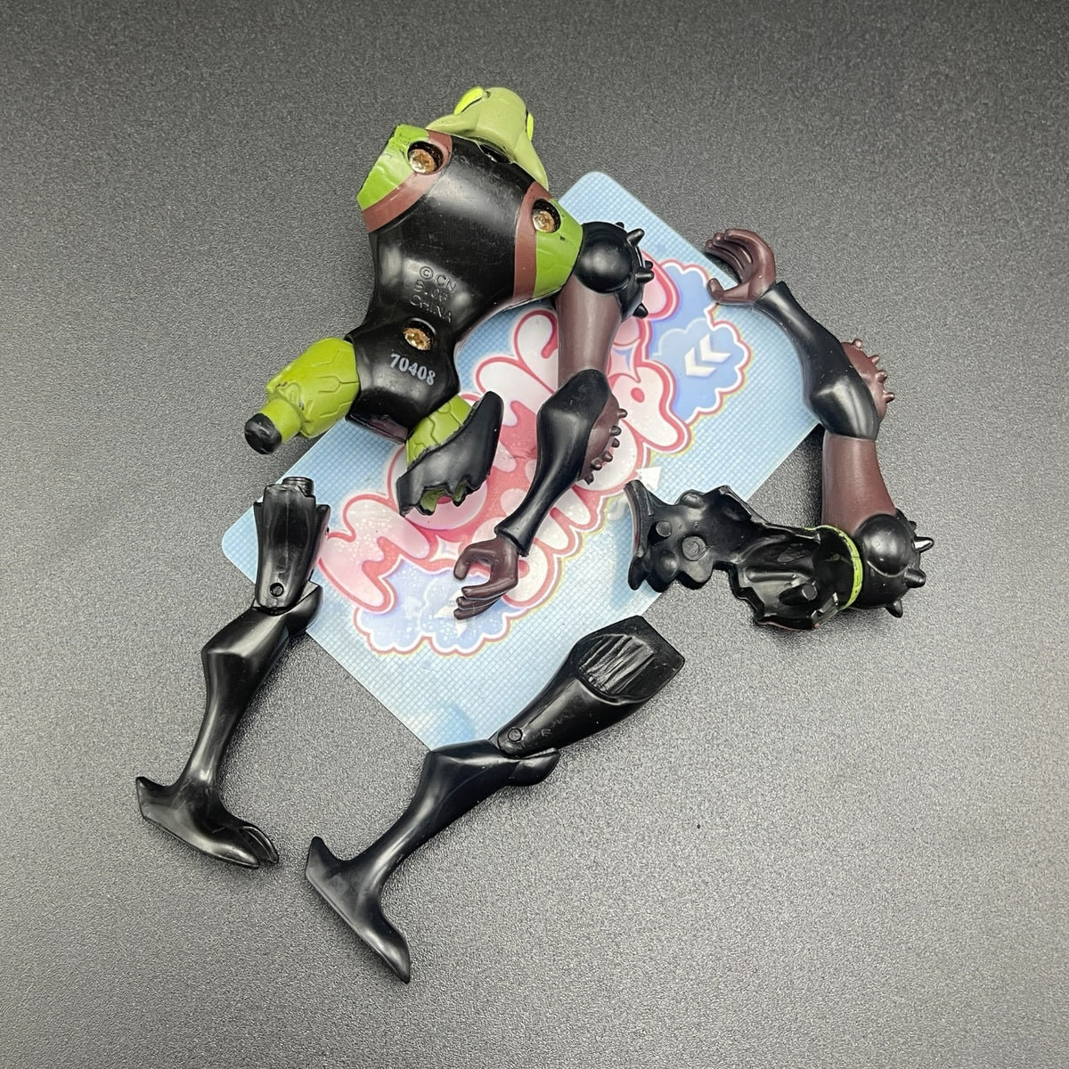 Detailed view of the classic Ben 10 Vilgax action figure and parts